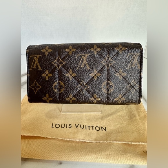 Authentic LOUIS VUITTON Quilted Monogram Etoile w/COA - Picture 7 of 16